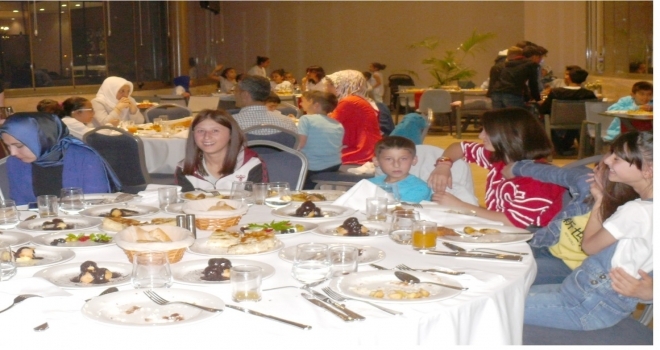 Dedeman Otel, Tokat Çocuk Evlerinde kalan öğrencileri iftar yemeğinde bir araya getirdi.