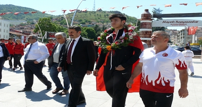 Dünya Şampiyonu Emre Kutalmış Ateşli Tokat'ta coşkuyla karşılandı
