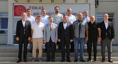 Tokat TSO, TOBB’un desteğiyle 400 bin liralık kırtasiye çeklerini Milli Eğitim Müdürlüğü’ne teslim etti .