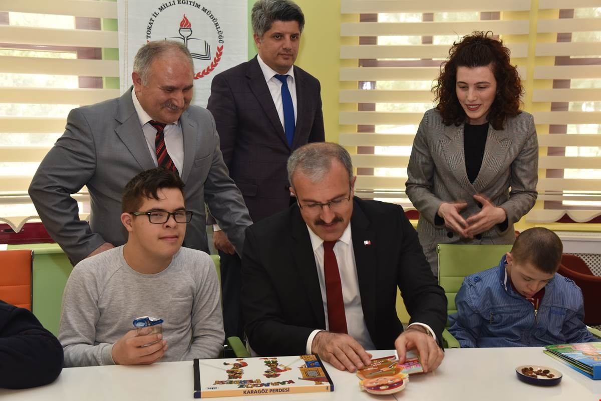 VALİ DR. ÖMER TORAMAN DOWN SENDROMLU ÖĞRENCİLERE KİTAP OKUDU