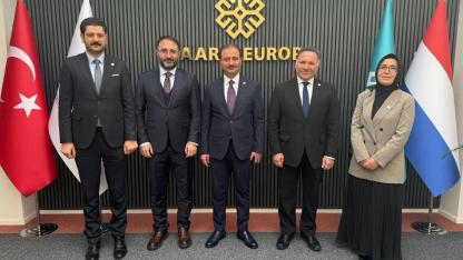 Aldemir, gurbetteki vatandaşlarımızla kucaklaştı.